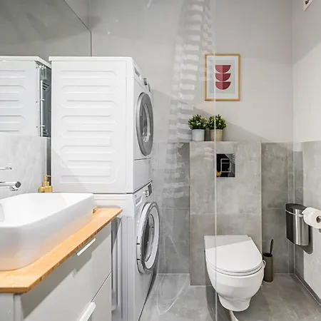 Polaka ~ Self Check-in 24 ~ Car Park ~lift * Breslavia